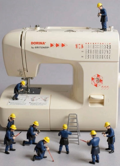 Miniaturarbeiter mit gelben Helmen inspizieren mit Leitern und Werkzeugen eine große Nähmaschine, als ob sie eine Wartung / Reparatur DORINA Nähmaschine (304/308/312/323/333) aus dem GRITZNER-Shop durchführen.