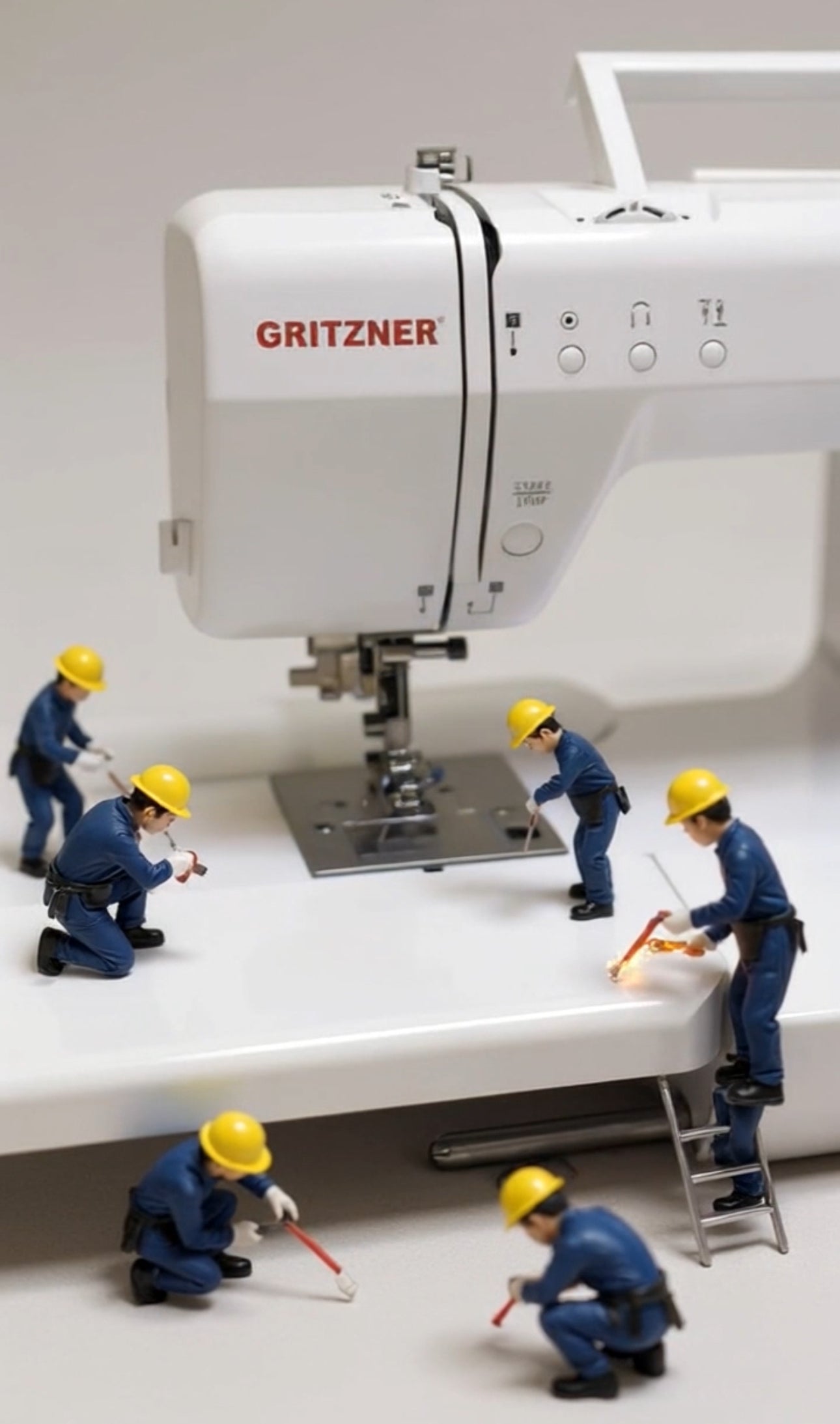 Fünf Miniatur-Bauarbeiter in blauen Uniformen und gelben Helmen erscheinen bei der Wartung / Reparatur Gritzner Hobby (140 / 10) von GRITZNER-Shop an einer Nähmaschine und verwandeln diese in eine spielerische Baustelle für Nähmaschinen Service.
