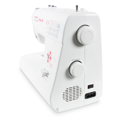 Eine weiße DORINA 333 Nähmaschine aus dem GRITZNER-Shop, von hinten rechts betrachtet, zeigt zwei Einstellräder, 33 Nutz- und Zierstiche, einen Netzschalter und Lüftungsgitter.