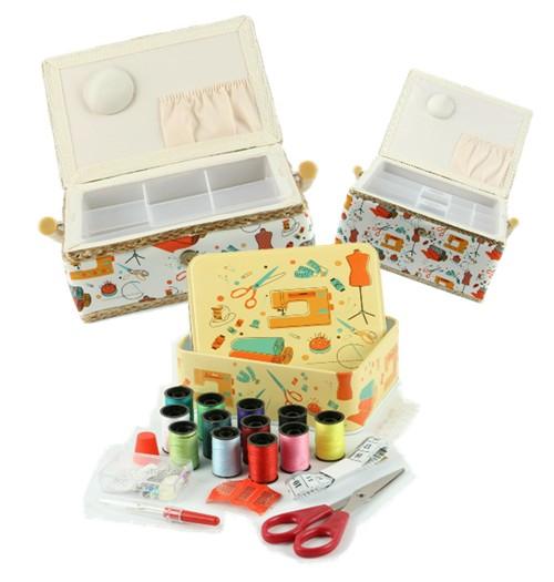 Abgebildet sind das GRITZNER-Shop Nähkorb-Set (1x groß, 1x mittel) und die Accessoires-Box (mit Zubehör): zwei offene Nähkörbe mit Fächern, einer geschlossen, dazu Fadenspulen, Scheren, Nadeln und vorne ein Nahttrenner.