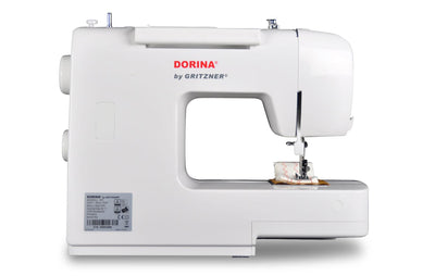 Abgebildet ist eine weiße DORINA 323 Nähmaschine von GRITZNER-Shop auf weißem Hintergrund. Sie zeigt ihr Seitenprofil mit einer Garnrolle und Stoff unter der Nadel.