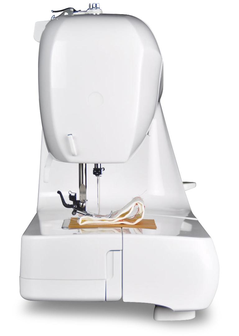 Die Vorderansicht der weißen GRITZNER-Shop DORINA 323 Nähmaschine zeigt beigen Stoff unter Nadel und Nähfuß vor einem schlichten weißen Hintergrund.