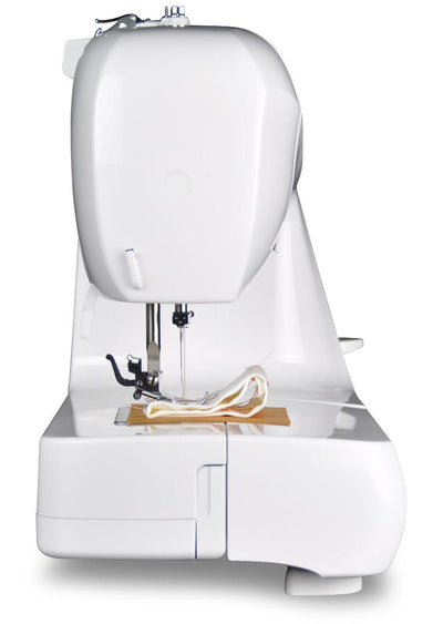 Die Vorderansicht der weißen GRITZNER-Shop DORINA 323 Nähmaschine zeigt beigen Stoff unter Nadel und Nähfuß vor einem schlichten weißen Hintergrund.