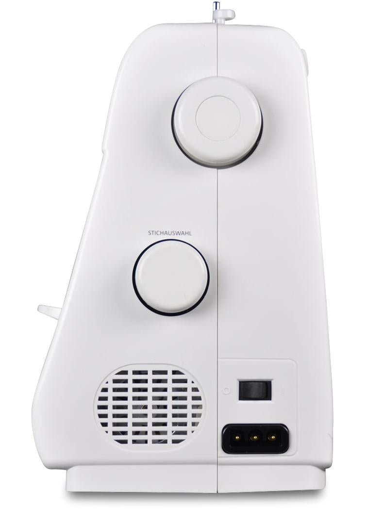 Seitenansicht einer weißen GRITZNER-Shop DORINA 323 Nähmaschine mit zwei großen Zifferblättern, einer Lüftungsöffnung, einem Schalter und einer Steckdose. In der Nähe des mittleren Zifferblatts ist "STICHAUSWAHL" beschriftet.