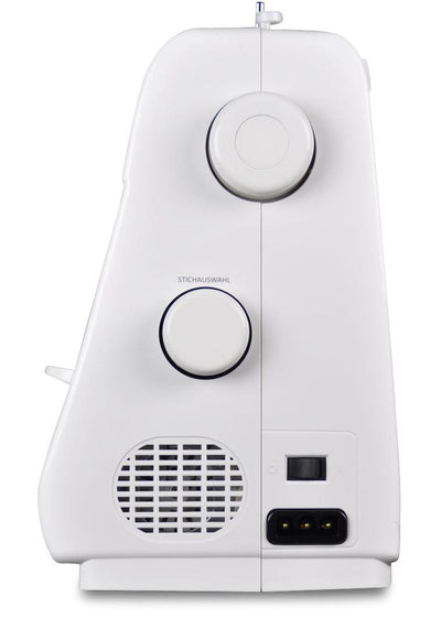 Seitenansicht einer weißen GRITZNER-Shop DORINA 323 Nähmaschine mit zwei großen Zifferblättern, einer Lüftungsöffnung, einem Schalter und einer Steckdose. In der Nähe des mittleren Zifferblatts ist "STICHAUSWAHL" beschriftet.