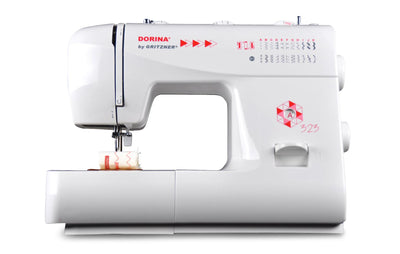 Die DORINA 323 Nähmaschine aus dem GRITZNER-Shop ist eine weiße Nähmaschine mit mehreren Stichoptionen, einem roten geometrischen Muster auf der Vorderseite und Stoff, der unter der Nadel genäht wird.