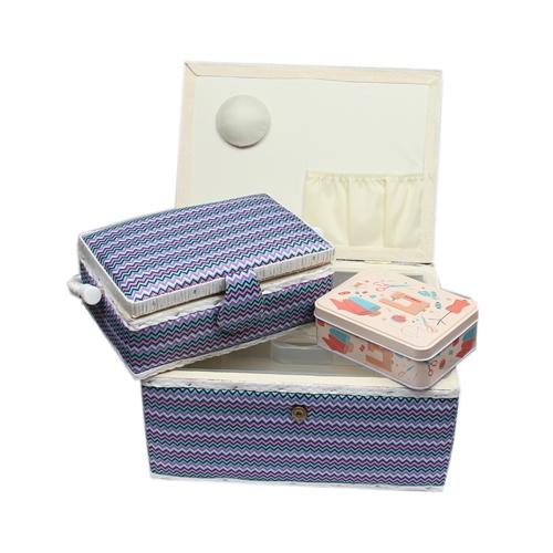 Das GRITZNER-Shop Nähkorb-Set in Weiß, Flieder, Blau und Schwarz enthält einen großen und einen mittleren Korb sowie eine Accessoires-Box mit Zubehör - perfekt, um Nähutensilien stilvoll zu organisieren.