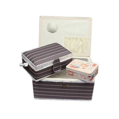 Das GRITZNER-Shop Nähkorb-Set besteht aus einer großen und einer mittleren Aufbewahrungsbox in den Farben Weiß, Braun und Schwarz sowie einer Accessoires-Box mit Zubehör - farbenfroh und stilvoll präsentiert.