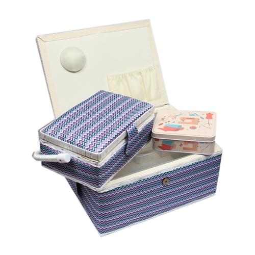 Das GRITZNER-Shop Nähkorb-Set in Weiß, Lila, Blau und Schwarz besteht aus einem großen und einem mittleren Korb sowie einer Accessoires-Box mit Zubehör, allesamt mit farbenfrohen Motiven und einem hellen Innenfutter.