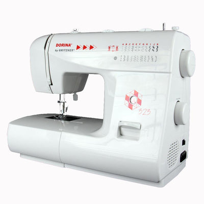 Eine weiße DORINA 323 Nähmaschine von GRITZNER-Shop mit rotem Branding und mehreren Stichmustern auf der Vorderseite, die schräg gestellt sind, um den Nadelbereich und die Bedienknöpfe hervorzuheben.