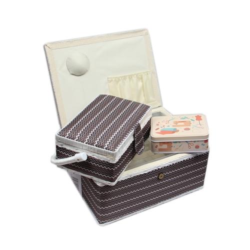 Das Nähkorb-Set bunt weiß, braun, schwarz (1x groß, 1x mittel) und Accessoires Box (mit Zubehör) von GRITZNER-Shop steht offen auf weißem Hintergrund; darin liegen die farbig illustrierten Dosen und die passende Accessoires Box.