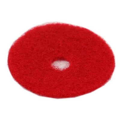 Eine runde, rote Filzscheibe für Spulenhalter von GRITZNER-Shop mit zentralem Loch und strukturierter Oberfläche, konzipiert für viele Haushaltsnähmaschinen, dargestellt auf weißem Hintergrund.