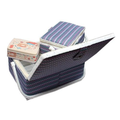 Ein Nähkorb-Set in farbenfrohem Weiß, Lila, Blau und Schwarz aus dem GRITZNER-Shop steht offen da und zeigt einen passenden mittleren Korb und eine bunte Accessoires-Box mit Zubehör darin.