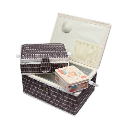 Das GRITZNER-Shop Nähkorb-Set in Braun, Weiß und Schwarz (1 groß, 1 mittel) wird mit einer Accessoires-Box (mit Zubehör) geliefert, die ein stoffbespanntes, rechteckiges Design und eine bunte Dose im Inneren aufweist.